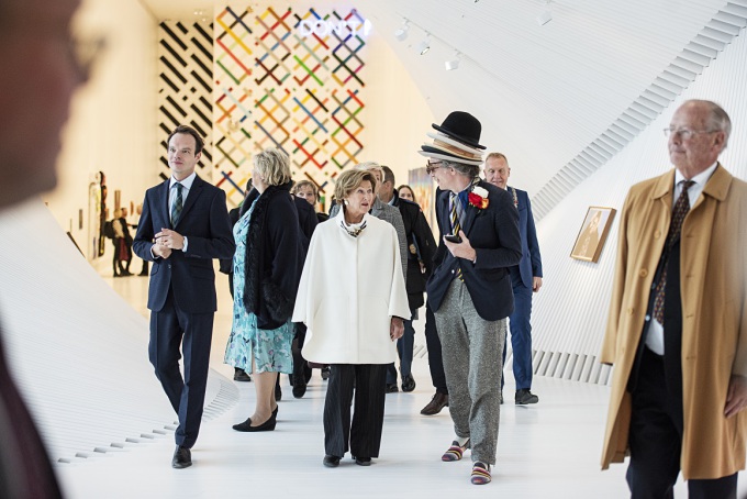 Dronningen fikk en omvisning inne i den nye kunsthallen. Her sammen med kunstneren Martin Creed. Foto: Benjamin Ward/Kistefos-museet. 